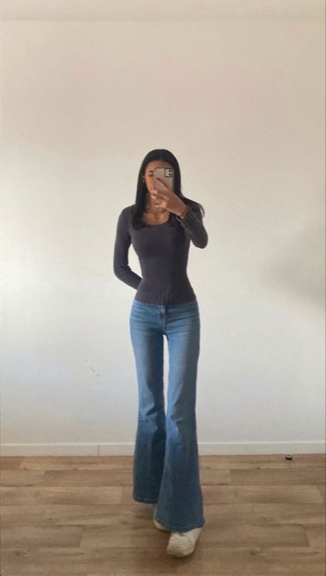 Outfit Con Jeans A Zampa, Cute Outfits With Flare Jeans, Light Wash Flare Jeans Outfit, Outfit With Flare Jeans, Flare Jeans Outfit Winter, Flare Outfits, Outfits With Flares, Flare Outfit, Jeans Boots Outfit