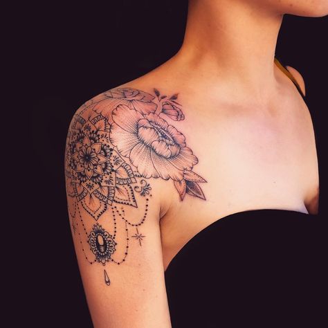 Tattooed Models, Model Tattoo, Tattoo Shoulder, Flower Tattoo Shoulder, Shoulder Tattoos, Shoulder Tattoos For Women, Diy Tattoo, Pattern Tattoo, Tattoo Model