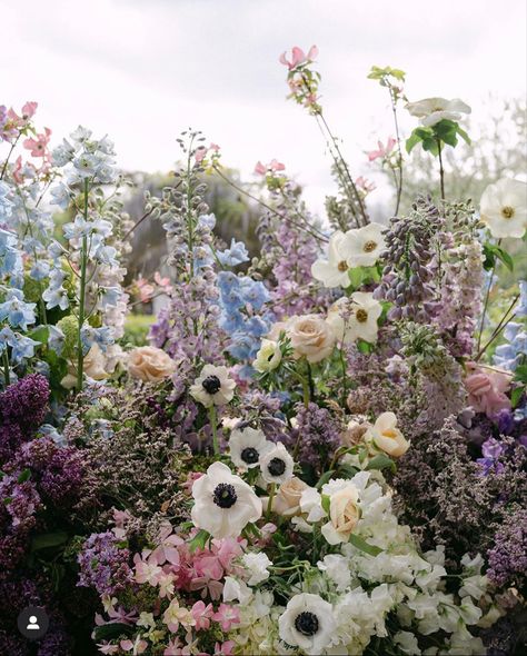 Lilac Floral Arrangements Wedding, Purple Floral Arrangements Wedding, Purple And Blue Floral Arrangements, Delphinium Wedding Flowers, Wild Flowers Centerpieces, Glasshaus Wedding, Minimalist Bouquet Wedding, Lupine Wedding, Purple Wedding Aesthetic