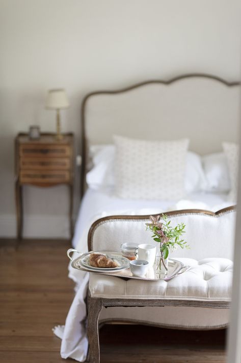 Country Bedroom Design, French Country Decorating Bedroom, Fine Antique Furniture, Fancy Breakfast, Shelf Stand, Home Design Magazines, French Country Bedrooms, French Country Living Room, Elegant Bedding