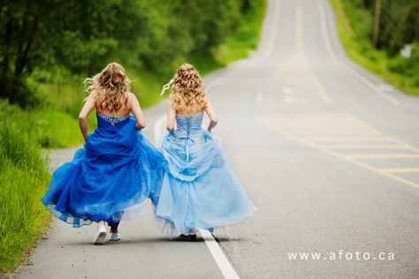 runaways ;) Bestie Prom Pictures, Prom Pictures Group, Prom Photography Poses, Homecoming Poses, Prom Pictures Couples, Prom Goals, Prom Photography, Prom Picture Poses, Prom Photoshoot