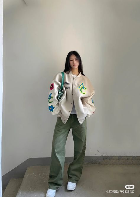 小红书 #icons #outfit #fashion #style #ootd South Korean Fashion Street Styles, Kpop Inspo Outfits, Green Shirt Outfits Women, Beanies Streetwear, Green Ootd, Back To School Outfit Ideas, Street Style Outfits Casual, School Outfit Ideas, Kids Streetwear