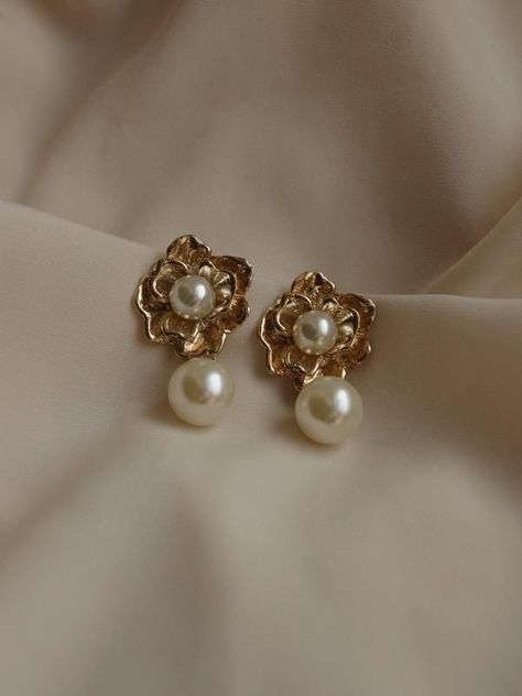 40s Mode, Gabi The Label, Vintage Pearl Earrings, Small Earrings Gold, Corset Dresses, Accessory Inspo, Aesthetic Earrings, Earrings With Pearls, Diamond Earrings Design