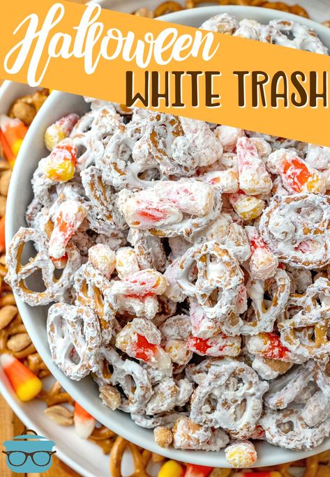 Halloween White Trash mix is a no-bake salty and sweet dessert. A mixture of peanuts, pretzels, candy corn and white chocolate vanilla melts. #Halloween #partymix Halloween Recipes Party, Fun Halloween Desserts, Halloween Snack Mix, Halloween Month, Chex Mix Recipes, Country Cook, Mix Video, The Country Cook, Chex Mix