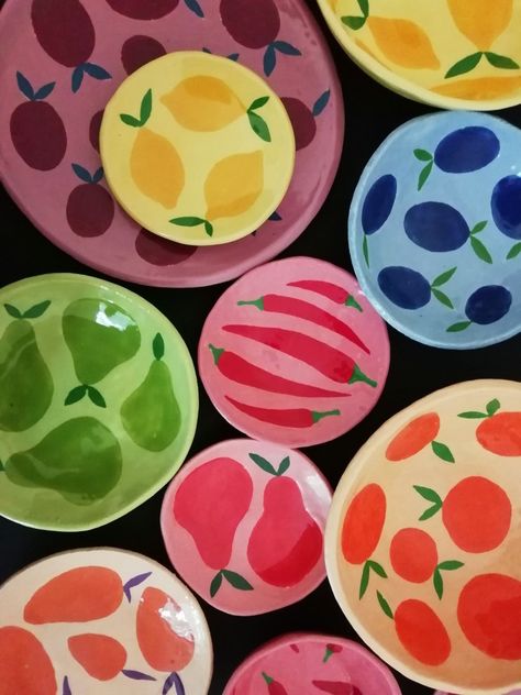 Ceramic Plate Glazing Ideas, Ceramic Paint Designs, Ceramic Small Plates, Painted Fruit Plate, Paint A Piece Pottery Ideas, Ceramic Painted Plate, Easy Painted Pottery, Ceramic Drawing Ideas, Colored Clay Ceramics