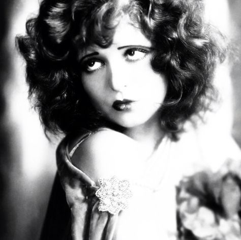 Clara Bow 20s Aesthetic, 1920s Makeup, Eyebrow Trends, Clara Bow, Flapper Girl, Vintage Versace, Silent Movie, Vintage Makeup, Roaring 20s