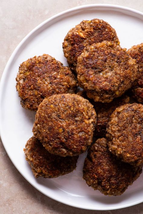 These vegan and gluten-free lentil patties are simple to make and super versatile. Made with green lentils, brown rice, and mushrooms. thenewbaguette.com Lentils Patties, Veg Burgers Recipe, Lentil Wraps, Vegan Lentil Burger, Lentil Patties, Nutritious Eating, Budget Vegan, Vegan Patties, Quick Pickled Onions