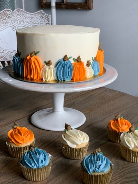 Cute Pumpkin Cake Design, Blue Pumpkin Cake, Pumpkin Baby Shower Cake Boy, 1st Birthday Pumpkin Cake, Little Pumpkin Cake Ideas, Simple Fall Cake Ideas, Thanksgiving Themed Cake, Thanksgiving Cake Ideas Decorating Easy, October Birthday Cake Ideas