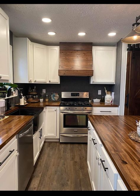 Double Wide Mobile Home Decorating Farmhouse Style, Farmhouse Kitchen Stove Ideas, Single Wide Kitchen Ideas Mobile Homes, Diy Farmhouse Kitchen Cabinets, Double Wide Kitchen Ideas, Mobile Home Kitchen Cabinets Makeover, Doublewide Mobile Home Kitchen Remodel, Mobile Home Farmhouse Remodel, Farmers Kitchen