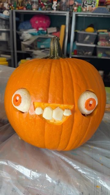 Pumpkin With Teeth, Carving A Pumpkin, Pumpkin Eyes, Pumkin Carving, Art Pumpkin, Fake Teeth, Fall Decorating, Process Art, A Pumpkin