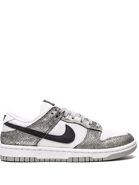 Nike Dunk Low Golden Gals, Nike Tenis, Dr Shoes, Shoe Wishlist, Metallic Look, Shoe Inspo, Stockholm Fashion, Swag Shoes, Sneakers Grey