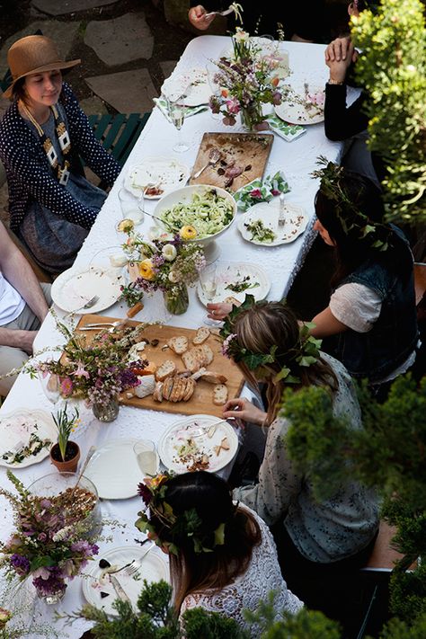 perfect springtime dinner party... Summer Solstice Party, Solstice Party, Kinfolk Magazine, Outdoor Dinner Parties, The Golden Girls, Patio Party, Outdoor Dinner, Eating Food, Summer Dinner