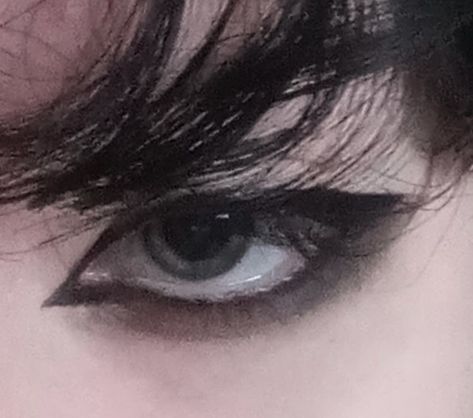 Eyeliner Ideas Grunge, Edgy Eye Makeup Grunge, Alt Makeup Ideas Eyeliner, Alt Male Makeup, Easy Gothic Makeup Ideas, Grunge Makeup Male, How To Do Emo Eyeliner, Emo Makeup For Hooded Eyes, Masculine Alt Makeup