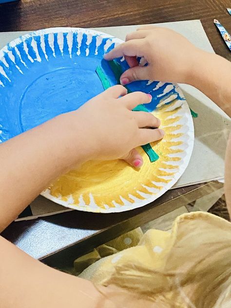 Easy and Fun Paper Plate Ocean Craft - The Kind of Crafty Mom Summer Crafts For Toddlers, Ocean Craft, Ocean Theme Crafts, August Crafts, Shark Craft, Craft For Toddlers, Mermaid Crafts, Name Crafts, Crafty Mom