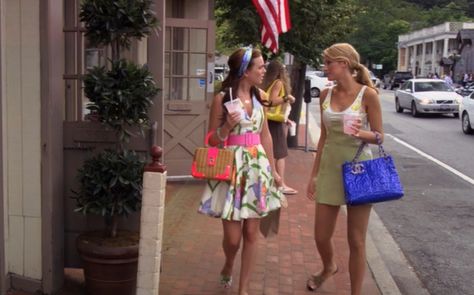 Serena Blair Hamptons Gossip Girl Blair And Serena Hamptons, Blair Waldorf Hamptons, Hamptons Girl Aesthetic, Hamptons Estate, 2008 Aesthetic, Serena Blair, Summer Of Sam, Hamptons Aesthetic, Blair And Serena