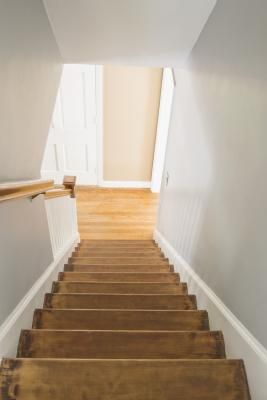 How to decorate an ENCLOSED staircase. VERY HELPFUL Enclosed Stairway, Stair Skirt Board, Finishing Stairs, Enclosed Staircase, Stairway Railing, Stairs Skirting, Stairwell Wall, Staircase Wall Decor, Stairway Decorating