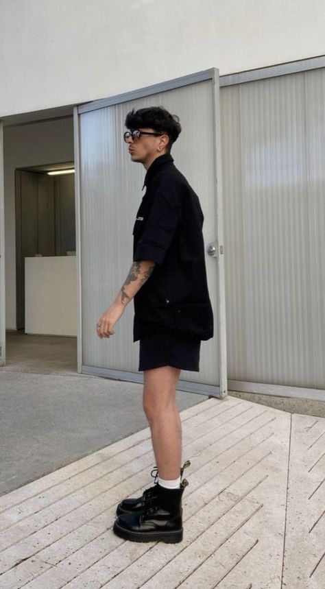 How To Style Chelsea Boots, Looks Com Short, Korean Street Fashion Men, Spiritual Fashion, Boots Outfit Men, Effortlessly Chic Outfits, Mens Casual Dress Outfits, Mens Fashion Streetwear, Mens Fashion Classy