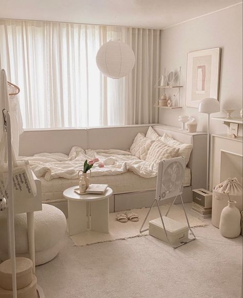 Soft Korean Aesthetic Room, 90s Aesthetic Room Decor, Small Rooms Aesthetic, Korean Aesthetic Room, Korean Closet, Room Decor Plants, Room Decor Minimal, Korean Bedroom Ideas, Home Korean