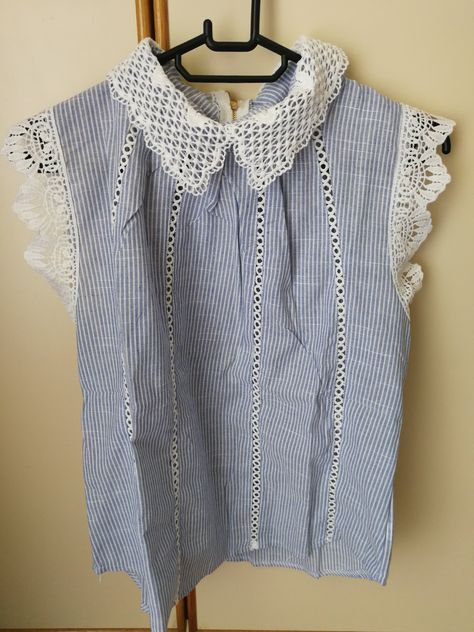 Contrast Scallop Lace Trim Pinstripe Blouse -SheIn(Sheinside)blusas blusas Pinstripe Blouse, Ladylike Style, Romantic Outfit, Women Blouses, Spring Looks, Scalloped Lace, Pita, Boho Outfits, Lace Trim