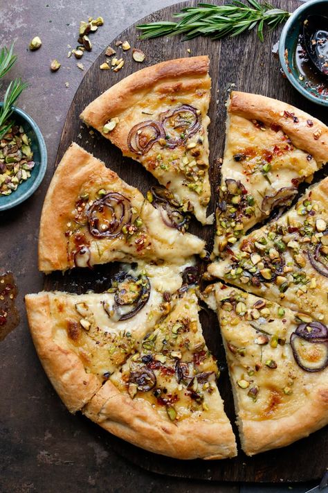 Vegan rosemary red onion white pizza. Made with homemade pizza dough, rosemary infused white sauce, sliced onions and chopped pistachios. Vegan Pizza Ideas, No Cheese Pizza, Cheeseless Pizza, Homemade Vegan Pizza, Butternut Squash Pizza, Vegetarian Pizza Recipe, White Pizza Sauce, Thick Crust Pizza, White Pizza Recipes