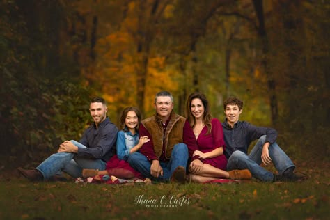 Family Pics On Blanket, Family Of 5 Picture Ideas Older Kids, Full Family Photoshoot, Fall Photoshoot Family, Service Photography, Big Family Photos, Autumn Family Photography, Large Family Photos, Winter Family Photos