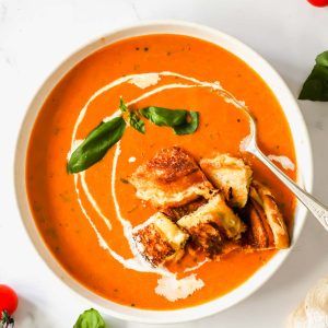 Easy Roasted Tomato Soup - Lena's Kitchen Campari Tomatoes, Homemade Grilled Cheese, Roasted Tomato Soup, Smoked Cheese, Roasted Tomato, Soup Season, Easy Soup Recipes, Easy Soups, Recipe Images