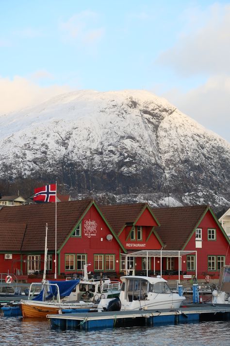 Little town called Askvoll in Norway. To access, you need to sail across the fjords.
Askvoll est un petit village en Norvège, dans le Vestland. Pour y accéder, il faut prendre un bateau qui traverse les fjords. Norway Aesthetic Winter, Norway Aesthetic, Winter Norway, Travel Norway, Norway Winter, Nordic Aesthetic, Scandinavian Countries, Nordland, Aesthetic Winter