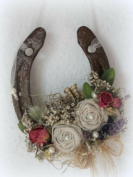 Beaded Horseshoe, Dekoratívne Vence, Horseshoe Crafts Projects, Horseshoe Projects, Western Crafts, Horseshoe Decor, Horseshoe Crafts, Deco Nature, Horse Crafts