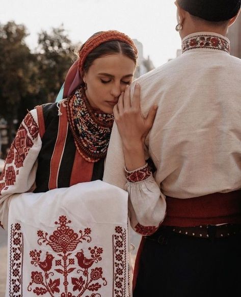 Macedonia People, Ukraine Clothing, Slavic Clothing, Ukrainian Wedding, Ukrainian Culture, Slavic Folklore, Ukrainian Clothing, Ethno Style, Folk Clothing