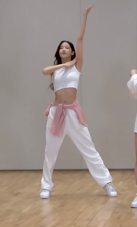 What To Wear To Contemporary Dance Practice, Kazuha Dance Practice Outfit, Kazuha Dance Practice, Kpop Dr Dance Practice Outfits, Kpop Idol Practice Outfit, Cute Dance Outfits For Practice, Kpop Dance Outfits Practice, Idol Dance Practice Outfits, Kpop Idol Dance Practice Outfits