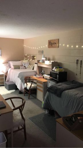 Dorm room 2017 My dorm will likely look similar, but brighter Basement Dorm Room Ideas, Dorm Room With Roommate, Dorm Room Ideas With Roommate, Dorm Room Ideas Roommate, Dorm Room Comforters, Elegant Dorm Room, Unique Dorm Room, Dream Dorm Room, Nice Bedroom