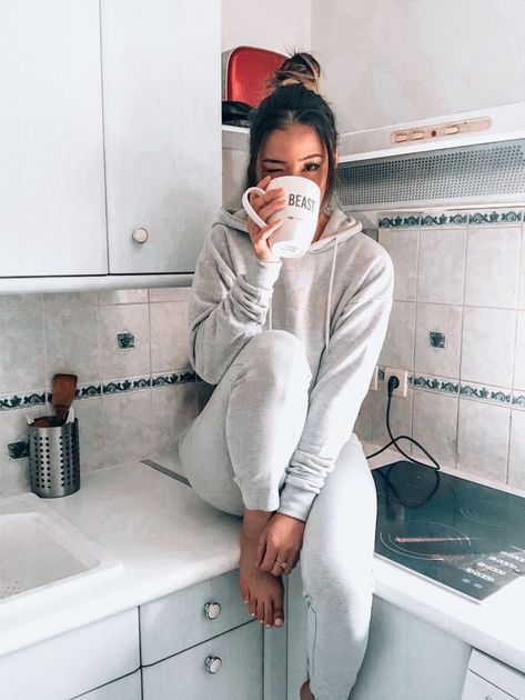 Kitchen Photoshoot Woman, Photoshoot Home Ideas, Self Timer Poses At Home, At Home Photoshoot Ideas, Photoshoot Ideas At Home, At Home Outfits, Home Photo Shoots, Coffee Girl, Instagram Pose