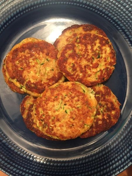 Tuna Cakes Easy, Tuna Patties Easy, Tuna Zucchini, Zucchini Zoodles, Zucchini Cakes, Zucchini Cakes Recipe, Ww Dinners, Zucchini Patties, Broccoli Fritters