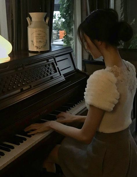 Asian Old Money Aesthetic, Piano Girl, Playing The Piano, Royalty Aesthetic, Playing Piano, Uzzlang Girl, Dark Academia Aesthetic, Music Aesthetic, Foto Ideas Instagram