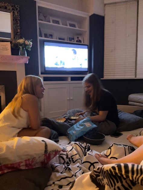 Summer Aesthetic Sleepover, Best Friends Sleepover Aesthetic, Best Friend Night Sleepover, Dorm Sleepover Aesthetic, Sleepover In Living Room, Sleepover Polaroids, Sleepover Ideas Aesthetic Photos, Sleepover Aesthetic Two People, Cute Sleepover Pictures