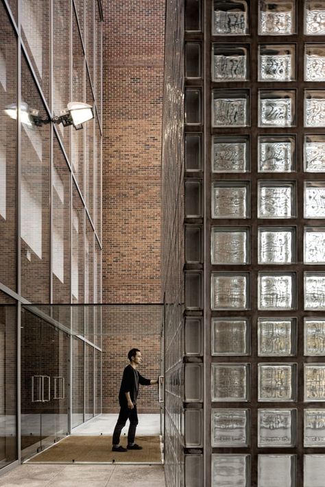 Álvaro Siza Vieira, Carlos Castanheira, Fernando Guerra / FG+SG · Amore Pacific Campus II Alvaro Siza, Apartment Painting, Richard Rogers, Amore Pacific, Santiago Calatrava, Glass Brick, Brick Architecture, Brick Facade, Glass Block