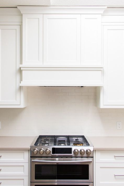 Shaker Cabinets Kitchen White Range Hoods, Kitchen Range Hood Ideas Shaker Style, Cabinet Over Stove Vent Hood, White Hood Ranges Kitchen, Kitchen Hoodfan Ideas, Stove Hood With Storage, Simple Oven Hood Ideas, Range Hood With Art, Cabinet Over Range