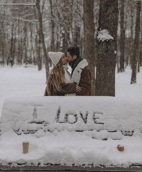 Couple Pose In Snow, Manali Couple Photography, Snow Photoshoot Couple, Winter Couple Pictures, Winter Family Photoshoot, Couple Photography Winter, Winter Engagement Photos Outfits, Winter Family Photography, Funny Couple Pictures