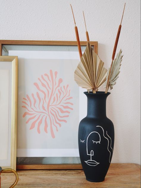 Vase noir mat Diy Anthropologie, Vase Noir, Art Studio Room, Plant Pot Diy, Wine Painting, Cerámica Ideas, Studio Room, China Art, Design Week