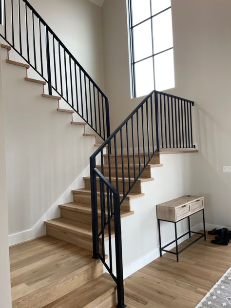 Simple Staircase Design, Metal Stair Railing Modern, Metal Interior Railings, Metal Indoor Railing, Modern Indoor Railing, Stair Metal Railing, Iron Railings Indoor Staircases, Vertical Railings For Stairs, Indoor Metal Stair Railings