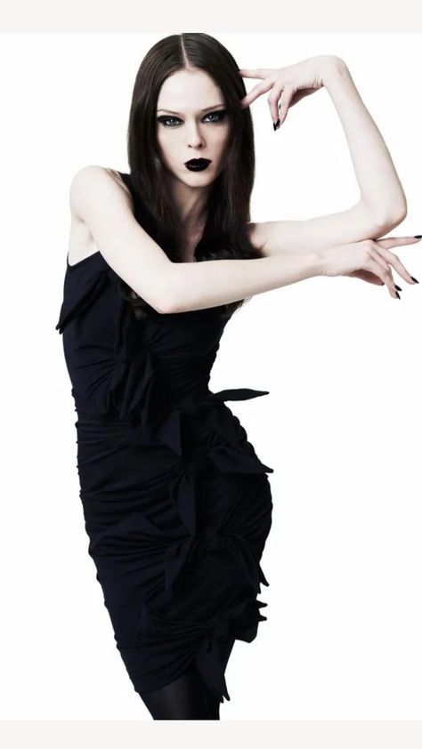 Coco Rocha Poses, Vogue Dance, Vogue Poses, High Fashion Poses, High Fashion Models, Fashion Model Poses, Woman In Black, High Fashion Photography, 사진 촬영 포즈