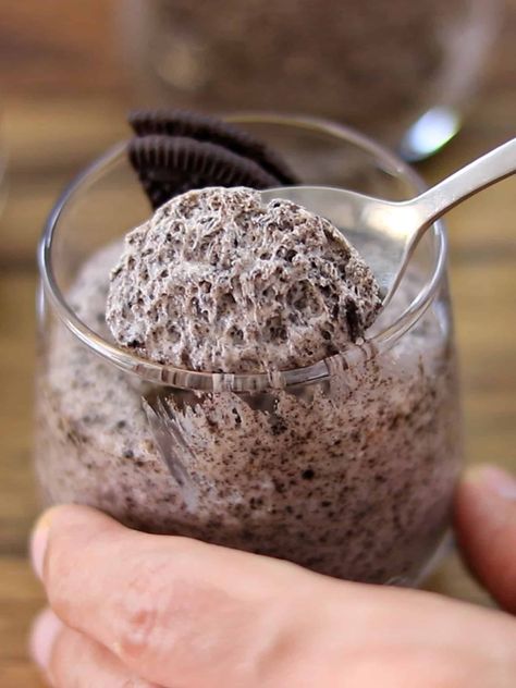 3-Ingredient Oreo Mousse Recipe - The Cooking Foodie Oreo Moose Dessert, Oreo Mousse Recipes, Oreo Mouse, Moose Dessert, The Cooking Foodie, Oreo Mousse, Zucchini Fritters Recipe, Simple Desserts, Vegetarian Cookies