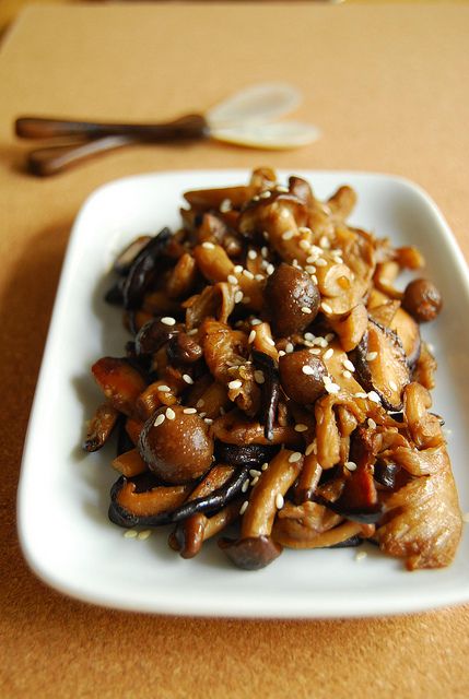 Asian Style Garlic Mushrooms Gluten Free Asian Recipes, Rainy Day Recipes, Wet Pavement, Vegan Asian Recipes, Knitted Tunic, Bento Lunches, Asian Vegetables, Outside My Window, Vegan Asian