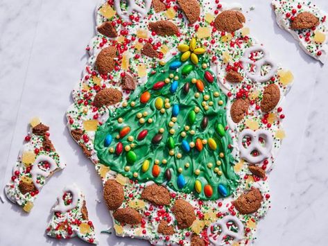 Get Break-Apart Christmas Tree Candy Bark Recipe from Food Network Christmas Tree Bark, Microwave Candy, Yogurt Covered Pretzels, Christmas Bark, Plate Food, Christmas Fudge, Cookie Plate, Candy Bark, Cookies Bars