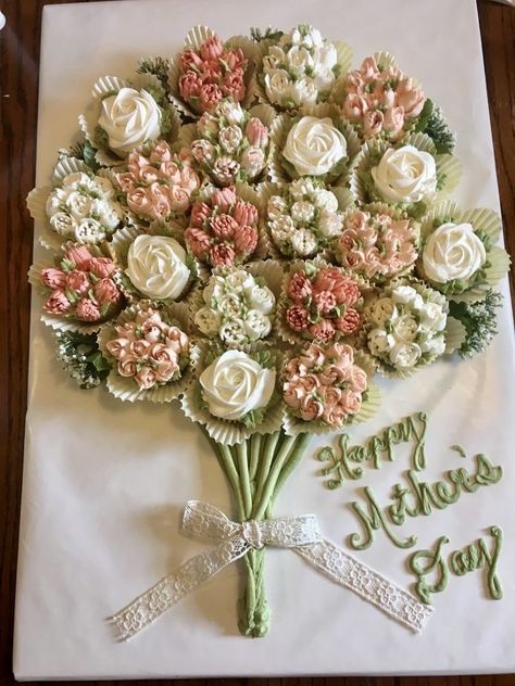 Bouquet Flower Cupcakes, Cupcakes Decoration Russian Tips, Russian Flower Cupcakes, Floral Cupcake Cake, Creative Bakery Ideas, Pretty Flower Cupcakes, Cake Decorating Step By Step, Birthday Cupcakes Ideas Aesthetic, Treat Yourself On Your Birthday