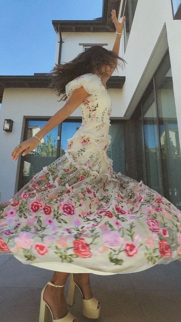 Reneé Maudlena Noe on Instagram: "I am convinced that I will never find a more beautiful dress than this 😭😍" Renee Noe, School Dance Dresses, School Dance, Dress Aesthetic, Church Dresses, School Dances, I Feel Pretty, Role Model, Church Outfits