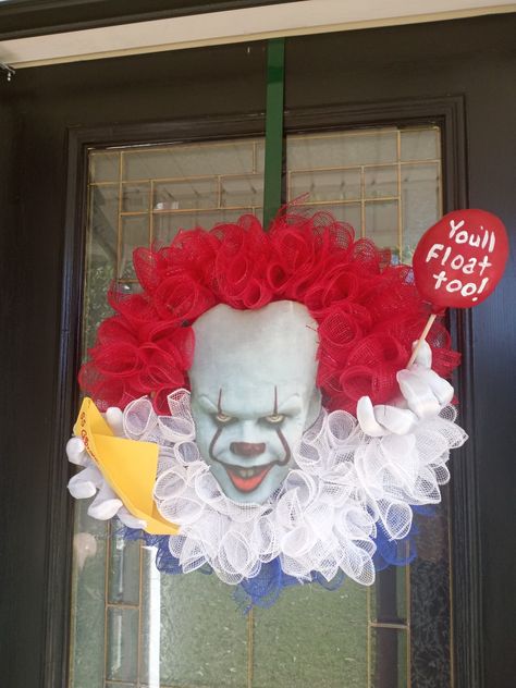 Pennywise wreath I made for my Horror Movie Wreath series. Got inspiration from the Divorced Design Diva blog and made it my own. Pennywise Wreath, Mum Design, Balloon Wreath, Tulle Wreath, Holiday Wreaths Diy, Wreaths Diy, Homecoming Mums, Wreath Ideas, Horror Movie