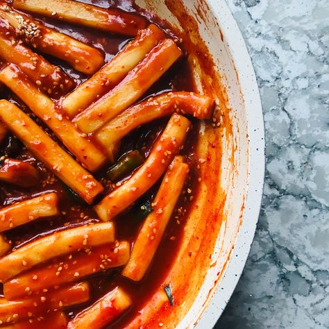 Vegan Tteokbokki – LickYourPlates Vegan Tteokbokki Recipe, Veg Tteokbokki Recipe, Tteokbokki Vegetarian, Tteokbokki Vegan, Vegan Tteokbokki, Korean Tteokbokki, Tteokbokki Recipe, Yummy Asian Food, Recipe Korean