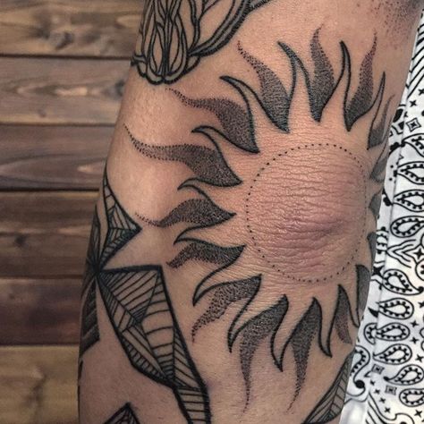 Sun Elbow Tattoo, Tattoo On Elbow, Traditional Moon, Tato Tradisional, Catrina Tattoo, Elbow Tattoo, Dotwork Tattoo, Elbow Tattoos, Inspiration Tattoos