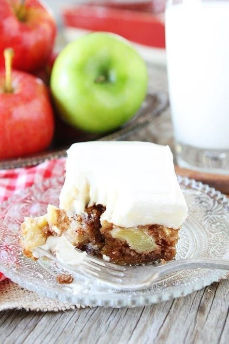 Apple Cake With Cream Cheese, Cream Cheese Icing Recipe, Cake With Cream Cheese Icing, Apple Cinnamon Cake, Easy Apple Cake, Fresh Apple Cake, Cheese Frosting Recipe, Cinnamon Cake, Cream Cheese Frosting Recipe